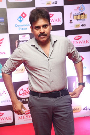 pawan kalyan,mirchi music awards,hemanth,chiyan vikram,power star  పవన్‌కల్యాణ్ ఎలా వచ్చాడు..? బాసూ..! 